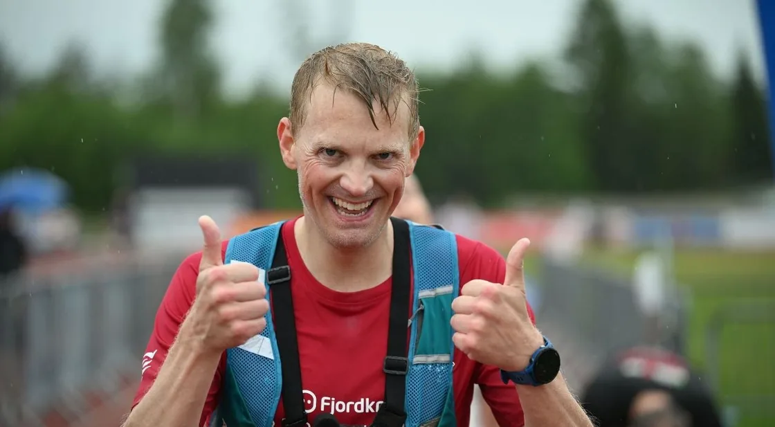 Løper etter løp med tydelig løpebelastning uten sponsorbanner