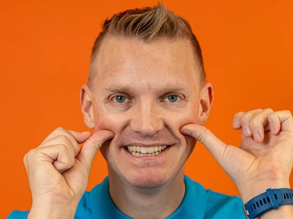 Rune Åbø med fingrene presset inn i kinnene, der kjevemuskelen og lymfeknutene i ansiktet ligger